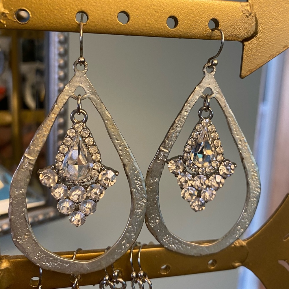 SOLD 🚫 Dangle Earrings - costume jewelry